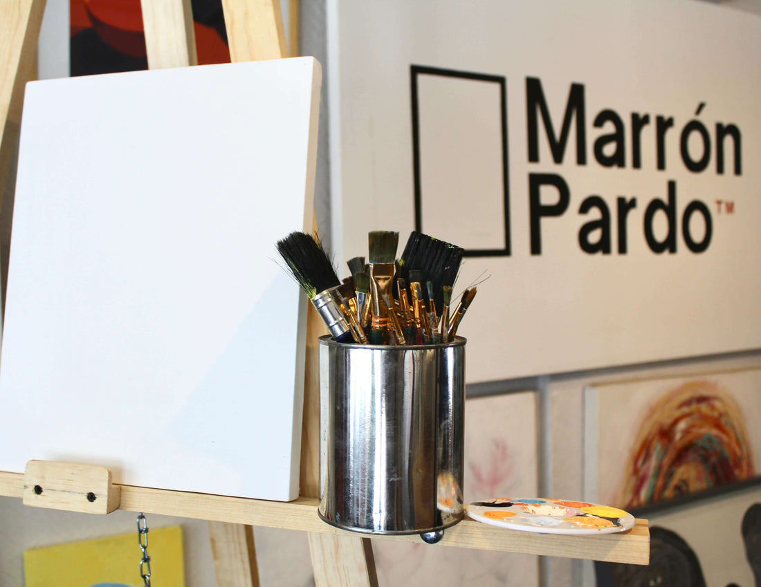 Bastidor blanco sobre caballete en el taller de Marrón Pardo, listo para empacar y enviar a todo México