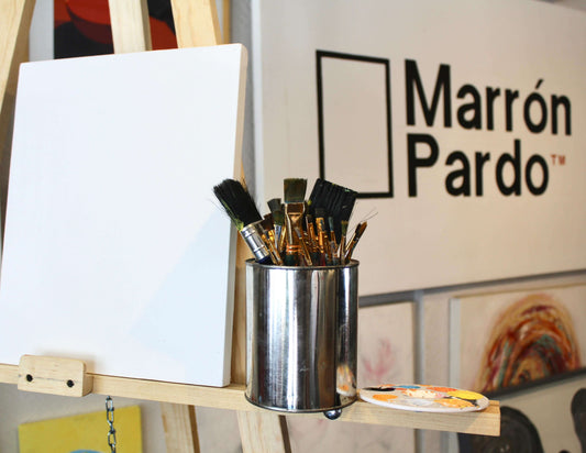 Bastidor blanco sobre caballete en el taller de Marrón Pardo, listo para empacar y enviar a todo México